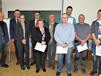 Die verdienten Mitglieder der BRK-Bereitschaft Neuenmarkt-Wirsberg (von links): Bürgermeister Hermann Anselstetter, Kreisgeschäftsführer Jürgen Dippold, stellvertretende Kreisbereitschaftsleiterin Tina Martens, Kreisbereitschaftsleiter Kai Ramming, Irene Dietrich, Bürgermeister Siegfried Decker, Detlef Fischer, Tobias Moritz, Heiko Krämer und Bereitschaftsleiter Christopher Kreuzer  Foto: Werner Reißaus