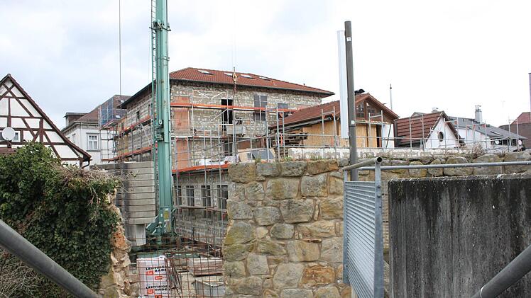 Über einen Durchbruch in der ehemaligen Stadtmauer (hier bereits zu sehen) ist eine direkte und barrierefreie Verbindung vom Parkdeck Unteres Tor  aus zur Kindertagesstätte geplant. Popp