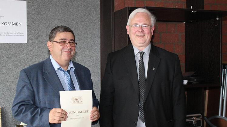 Fritz Kroder (l.) erhielt eine Urkunde vom Sozialministerium, überreicht von seinem Chef Peter Wünsche.  Foto: Carmen Schwind