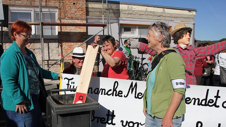 Gauland-Auftritt in Stockheim: zwischen Applaus und Protest. Foto: Veronika Schadeck
