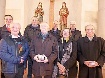 Die gewählten Ratsherren der neuen Kirchenverwaltung Don Bosco Forchheim mit Pater Heinz Weierstraß (l.) und Pfarrgemeinderatsvorsitzender Maria Oswald Foto: Heidi Amon