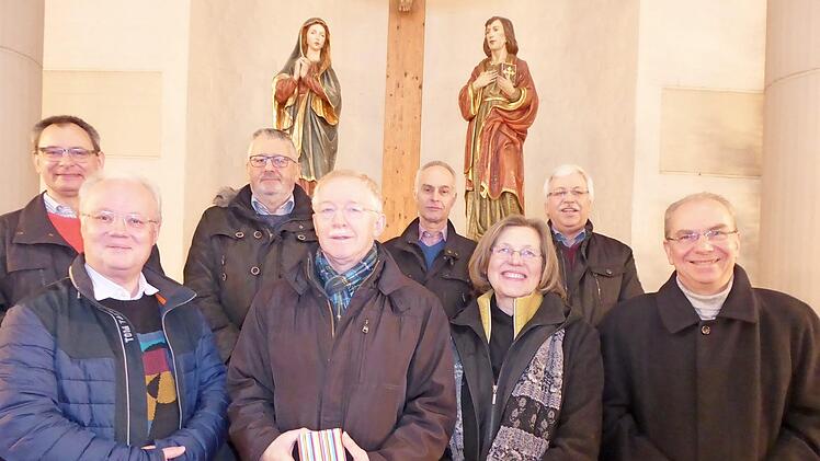 Die gewählten Ratsherren der neuen Kirchenverwaltung Don Bosco Forchheim mit Pater Heinz Weierstraß (l.) und Pfarrgemeinderatsvorsitzender Maria Oswald Foto: Heidi Amon