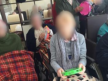 Die inzwischen verstorbene Maria B. (M r) nimmt an einer Weihnachtsfeier im Heim Novo Sancti Petri teil. Zwei Menschen sind im Süden Spaniens aus einem privaten Pflegeheim befreit worden, das nach Angaben der Polizei einem «Horrorhaus» glich. Foto: -/Heim Novo Sancti Petri/dpa