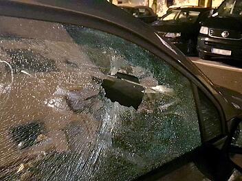 Eine Gruppe lautstark feiernder junger Leute hat auf dem Regensburger Domplatz Polizisten mit Pflastersteinen beworfen und angepöbelt. Dabei wurden mehrere Einsatzwagen sowie geparkte Privatautos beschädigt. Foto: Alexander Auer/dpa