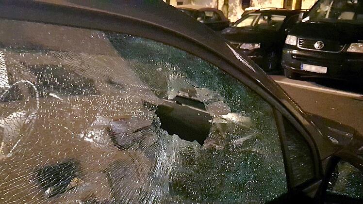 Eine Gruppe lautstark feiernder junger Leute hat auf dem Regensburger Domplatz Polizisten mit Pflastersteinen beworfen und angepöbelt. Dabei wurden mehrere Einsatzwagen sowie geparkte Privatautos beschädigt. Foto: Alexander Auer/dpa