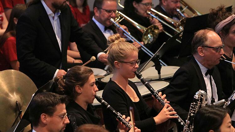 Beeindruckend geriet das Benefizkonzert mit dem Deutschen Ärzteorchester und dem Deutschen Ärztechor vor zahlreichen Zuhörern in der Coburger Morizkirche. Am Dirigentenpult stand Alexander Mottok.Foto: Jochen Berger