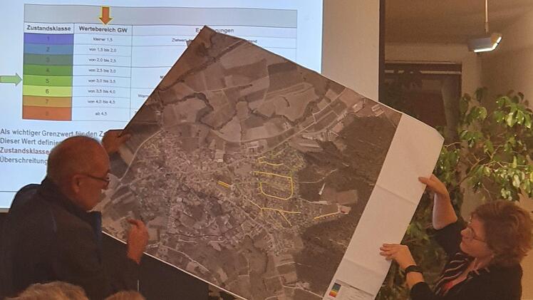 Peter Bittel und Anja Gebhardt zeigen einen Plan vom Zustand der Straßen. Foto: Carmen Schwind