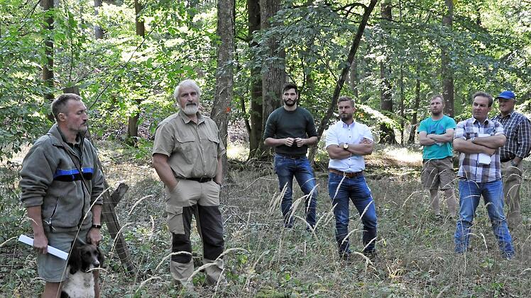 Getrübte Blicke: Revierförster Bernhard Streck, Forstoberrat Jürgen Hahn (von links) und Bürgermeister Dieter Möhring (Zweiter von rechts) sowie weitere Teilnehmer des Waldgangs der Gemeinde Aidhausen. Im Aidhausener Forst sieht es nicht gut aus.  Foto: Martin Schweiger