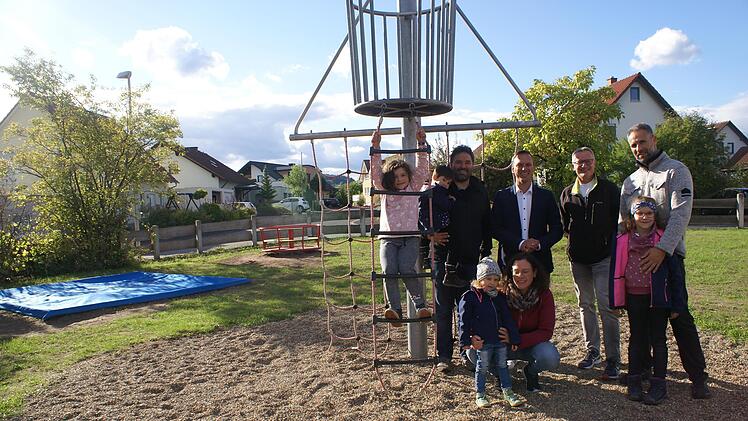 Stefan Gärtner (von links), Bürgermeister Mario Götz, Bernd Wald, Matthias Schießer und (vorne) Anja Schießer freuen sich über den neu gestalteten Spielbereich, im Hintergrund das neue Karussell und der neue Sandkasten.