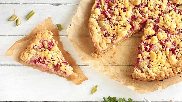 Der säuerliche Rhabarber passt wunderbar zu den süßen Streuseln.