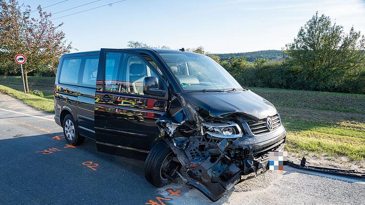 Audi fährt nach Unfall die Böschung hinab