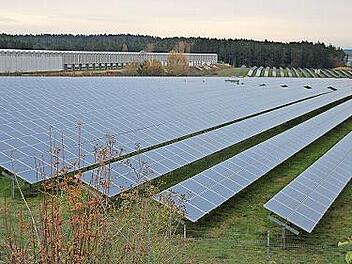 Große Freiflächenanlagen gibt es auf Wonseeser Gemeindegebiet an der Autobahn bei Eulersdorf. Im Hintergrund ist die Gemüsefarm zu sehen.