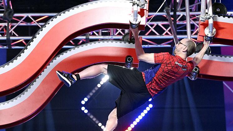 Nach 17 Sekunden war alles vorbei für Artur Schreiber (34), einen der angesehensten Ninjas Deutschland. In der dritten Vorrundenshow von "Ninja Warrior Germany" erwischte es den Mitfavoriten am zweiten Hindernis. "Artur, du Lurch!", stöhnte Moderator Frank Buschmann entsetzt. Aber das Aus des dreimaligen Finalisten blieb nicht der einzige Favoritensturz.