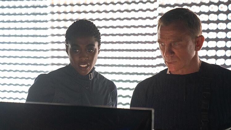 007 Nomi (Lashana Lynch) ist eine junge MI6-Agentin, die zun&auml;chst keine allzu gute Beziehung zu dem "alten" Bond hat. Aber: Das Teambuilding wird funktionieren.
