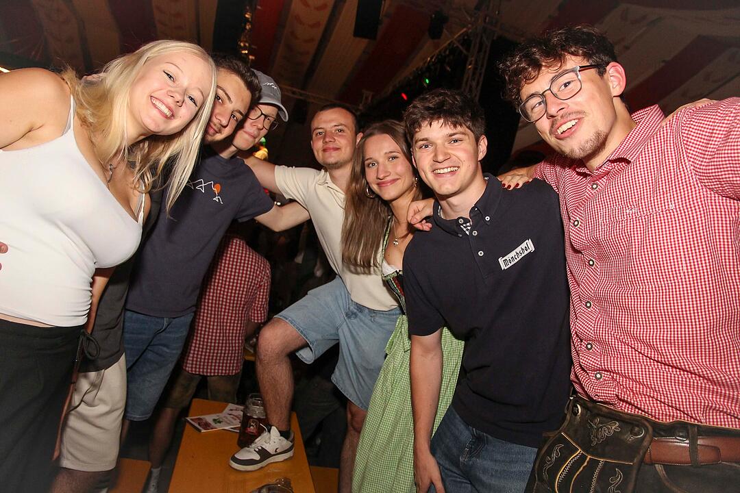 Tanzen, Feiern, Mitsingen &ndash; bayerische Partystimmung bis Mitternacht.