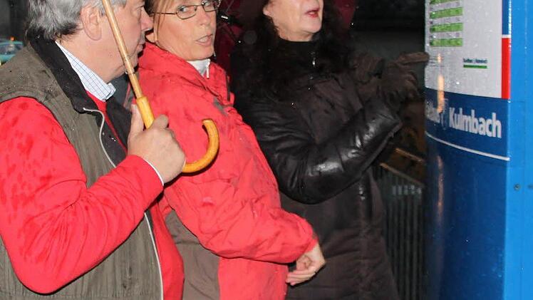 Hans-Dieter Herold und "seine" tapferen Frauen   Doris Stein (rechts) undDagmar Keis-Lechner am Regenplatz, pardon Röhrenplatz. Foto: Stephan Tiroch