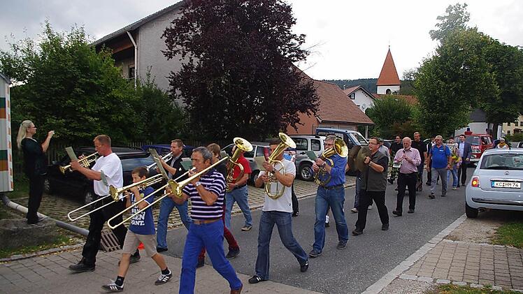 Die Flößerkapelle Neuses führte den Zug zum Festplatz an.