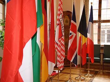 14 Bäder aus sechs Staaten wollen gemeinsam Unesco-Weltkulturerbe werden. Das unterstützt der Kreis mit 25 000 Euro. Unser Bild ist beim Treffen der beteiligten Bürgermeister entstanden. Foto: Ralf Ruppert