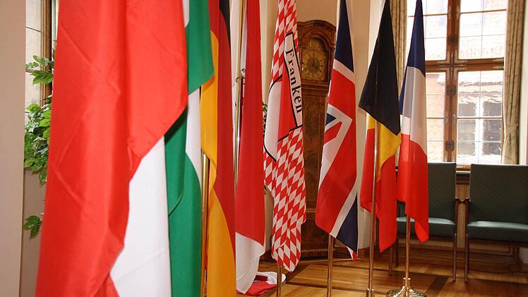 14 Bäder aus sechs Staaten wollen gemeinsam Unesco-Weltkulturerbe werden. Das unterstützt der Kreis mit 25 000 Euro. Unser Bild ist beim Treffen der beteiligten Bürgermeister entstanden. Foto: Ralf Ruppert