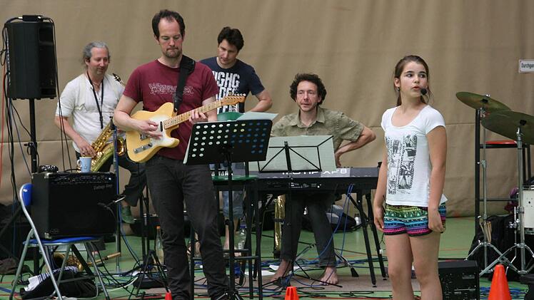 Johanna Stenger probt mit der Band rund um Gitarrist Joe Krieg. Foto: Röllinger