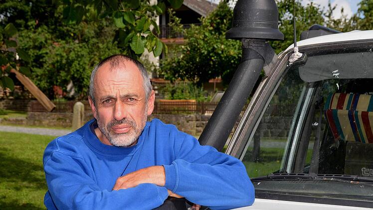 Rudi Kleinhenz erkundet selbst gern die Welt. Einmal im Jahr holt er die Globetrotter aber ins kleine Dorf Nickersfelden. Schon zum 13. Mal hat er das an diesem Wochenende getan.  Fotos: Peter Rauch