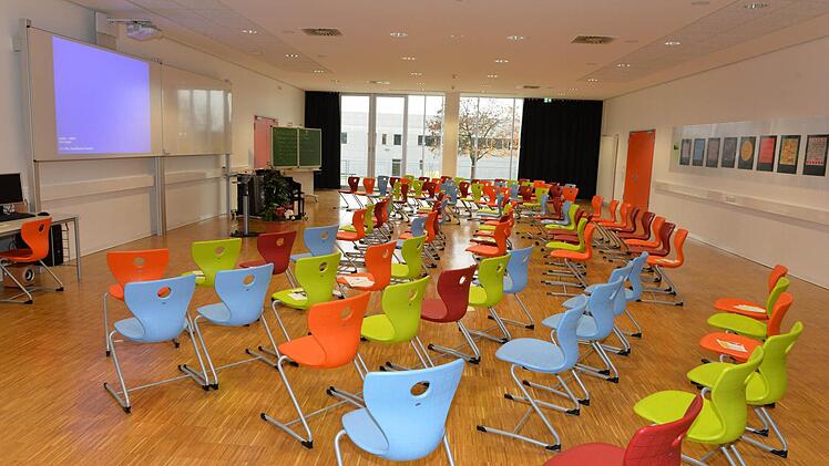 Das neue Forum im Schulzentrum Haßfurt ist bunt und lichtdurchflutet.