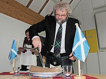 Eine Haggiszeremonie hat etwas Kultiges. Hier gemahnt Roland Dier an die Vorzüge des Gerichts.  Fotos: Markus Häggberg