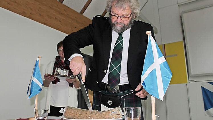 Eine Haggiszeremonie hat etwas Kultiges. Hier gemahnt Roland Dier an die Vorzüge des Gerichts.  Fotos: Markus Häggberg