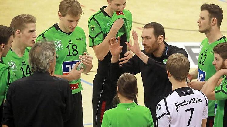 Itamar Stein im Kreis seiner sportlichen Familie - der VSG Coburg/Grub. Foto: Timo Geldner