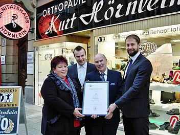 Monika, Michael und Günter Hörnlein (von links) überreichte Sascha Genders von der IHK (rechts) die Urkunde zum 50-jährigen Bestehen des Sanitätshauses Hörnlein in Bad Kissingen.  Foto: Sigismund von Dobschütz