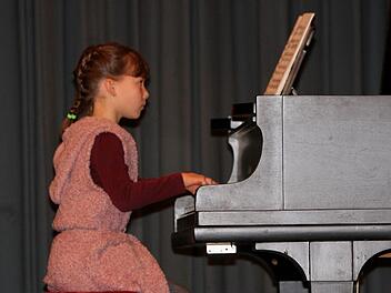 Helena Baiersdorfer bei ihrer Ballade auf dem Klavier Foto: Günther Geiling