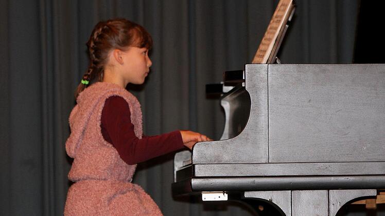 Helena Baiersdorfer bei ihrer Ballade auf dem Klavier Foto: Günther Geiling