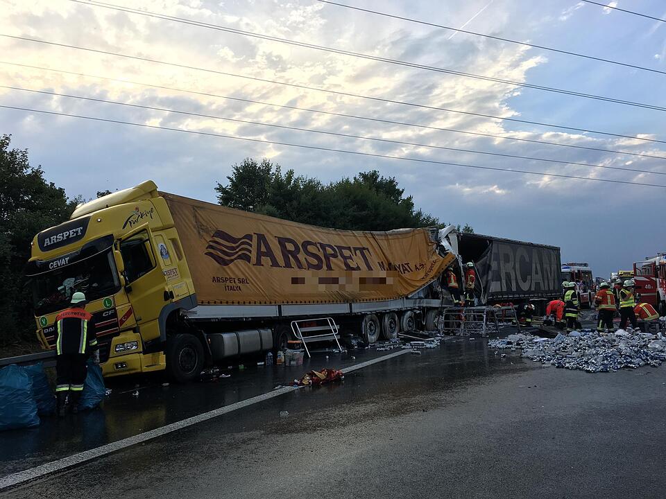 Auffahrunfall auf der A9 bei Allersberg: Lkws krachen ineinander – Bergungsarbeiten laufen