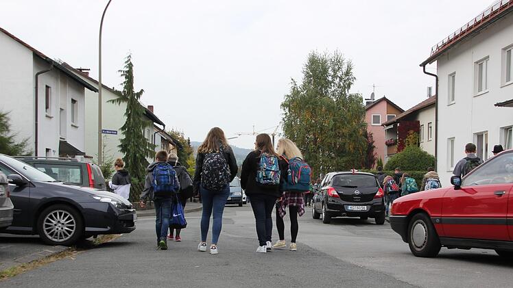 An der Realschule I parken die Autofahrer oft auf dem Gehsteig oder im Halteverbot. Mit den Elterntaxis haben auch andere Schulen in Kronach zu kämpfen. Foto: Franziska Rieger
