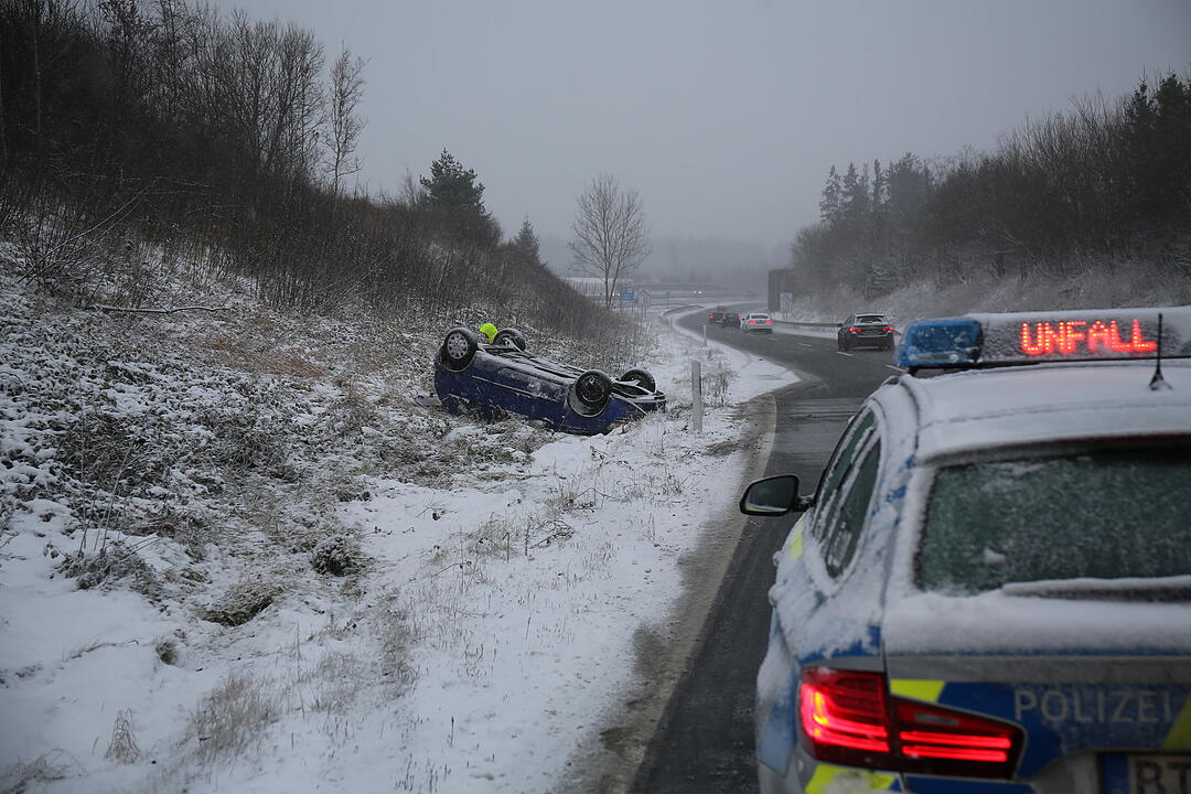 Straßen Oberfrankens werden nach starkem Schneefall zu Rutschpisten