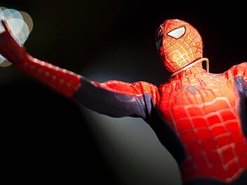 Ein als Spiderman verkleideter Jugendlicher hat in Gera f&uuml;r einen Polizeieinsatz gesorgt. Auf ein gut gemeintes Angebot des selbsternannten Helden wollten die Polizisten nicht eingehen. sFoto: Nicolas Armer/dpa