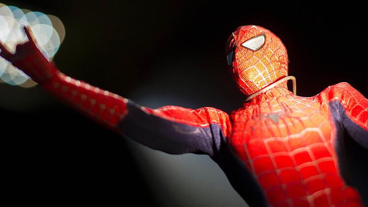 Ein als Spiderman verkleideter Jugendlicher hat in Gera f&uuml;r einen Polizeieinsatz gesorgt. Auf ein gut gemeintes Angebot des selbsternannten Helden wollten die Polizisten nicht eingehen. sFoto: Nicolas Armer/dpa