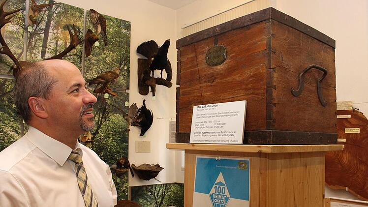 Für den Bayrischen Ur-Metz aus dem Jahr 1811 wurde das Stadtmuseum im Rahmen der "100 Heimatschätze” Bayerns mit einem Preis ausgezeichnet. Mit im Bild Bürgermeister Johannes Krapp. Foto: Evi Seeger