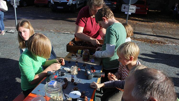 Herstellen von Kastanienketten und Fuguren macht Spa&szlig;
