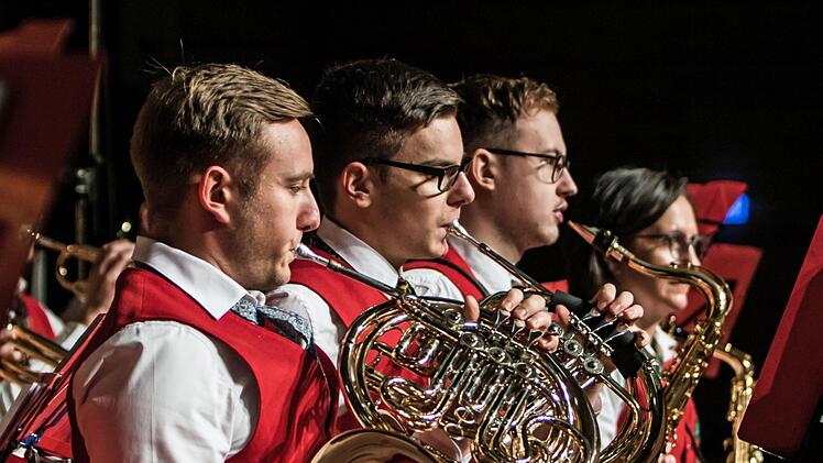 Mitreißender Auftritt: Beim Weihnachtskonzert beeindruckten das Jugendorchester und der Musikverein Stadt Rödental in der fast ausverkauften Franz-Goebel-Halle.Foto: Jochen Berger