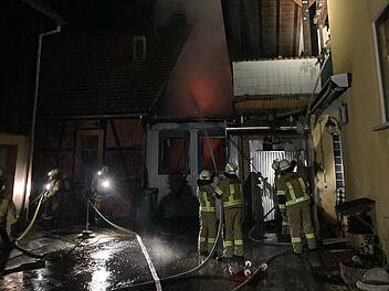 Großbrand bei Kronach: Metzgerei in Flammen - eine Person verletzt