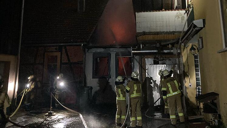 Großbrand bei Kronach: Metzgerei in Flammen - eine Person verletzt