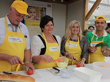 Andreas Knorr, Anneliese Göller, Melanie Huml und Frank Förtsch (von links) bereiten im Glaspavillon auf der Landesgartenschau kleine Zwischenmahlzeiten vor.  Foto:  Barbara Herbst