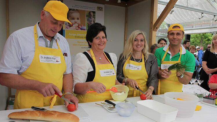 Andreas Knorr, Anneliese Göller, Melanie Huml und Frank Förtsch (von links) bereiten im Glaspavillon auf der Landesgartenschau kleine Zwischenmahlzeiten vor.  Foto:  Barbara Herbst