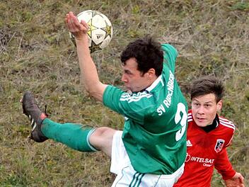Klare Sache: Hier unterläuft Riedenbergs Marcel Büchner das Handspiel, das den 2:2-Ausgleich des FC Fuchsstadt durch Patrick Stöth nach sich zieht. Rechts: FCler  Simon Bolz. Foto: Hopf