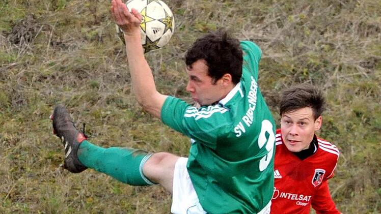 Klare Sache: Hier unterläuft Riedenbergs Marcel Büchner das Handspiel, das den 2:2-Ausgleich des FC Fuchsstadt durch Patrick Stöth nach sich zieht. Rechts: FCler  Simon Bolz. Foto: Hopf
