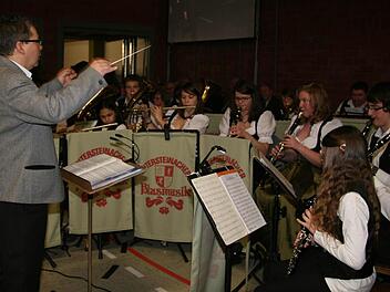 Von der Untersteinacher Blasmusik spielten das Jugendorchester (Bild) und die P(r)ostmusikanten auf. Fotos: Sonja Adam