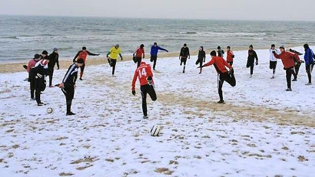 Die Fußballer der TSSV Fürth am Berg trainieren derzeit im polnischen Pobierowo. Am Mittwoch morgen fand die erste Trainingseinheit am Ostsee-Strand statt. Neben lockeren Aufwärmübungen stand noch ein Lauf auf dem Programm. Am Nachmittag wurde dann auf dem Kunstrasenplatz trainiert. Foto: Dietrich Mai