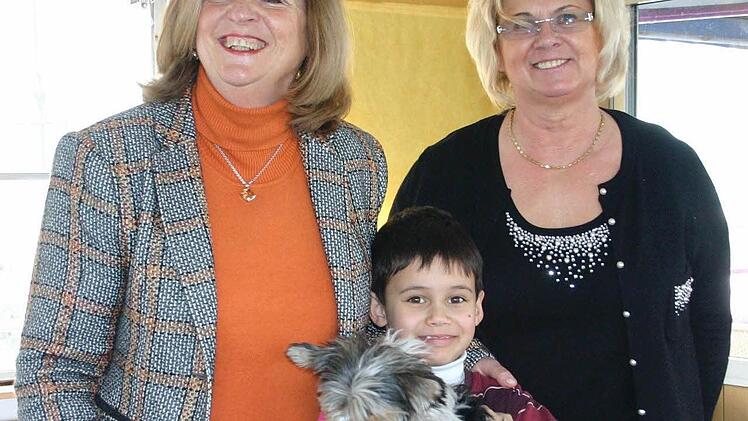 Der Bordhund Merlin ist der Anziehungspunkt für die Kinder auf dem Ausflugsschiff Neptun. Mit im Bild die Leiterin der Marktbreiter Tourist-Info Margarete Przybylla, Johannes Meyer und die Schiffseignerin Hellen Popp. Foto: Thomas Meyer