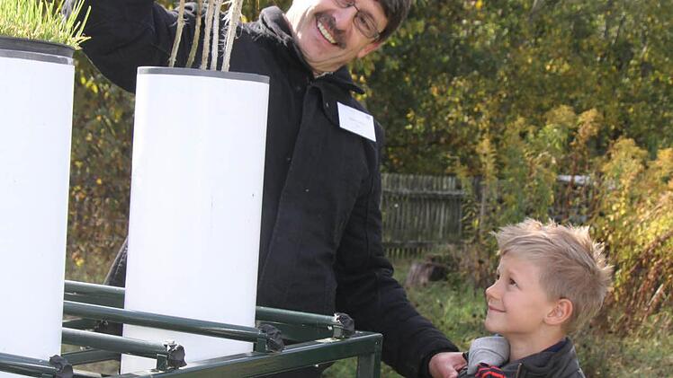 Das Weidelgras saugt Wasser über Schnüre, erklärt Dieter Piechaczek.